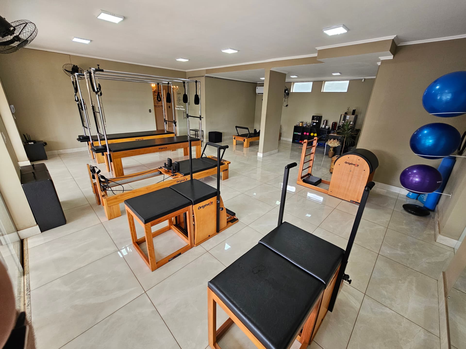 Ambiente do Studio de Pilates Barbara Victorino com aparelhos e vista para o jardim
